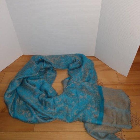 Pashmina: Blue & Beige scarf/Wrap with fringe. - Picture 4 of 4